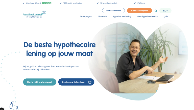 Afbeelding van een man die glimlacht en met een laptop en papieren op een bureau zit, met een moderne kantooromgeving.