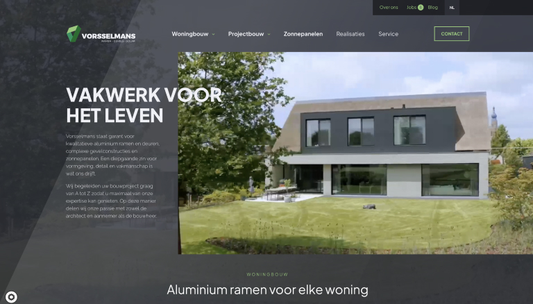Moderne woning met rieten dak, grote ramen en een aangelegde tuin, omringd door bomen en blauwe lucht.